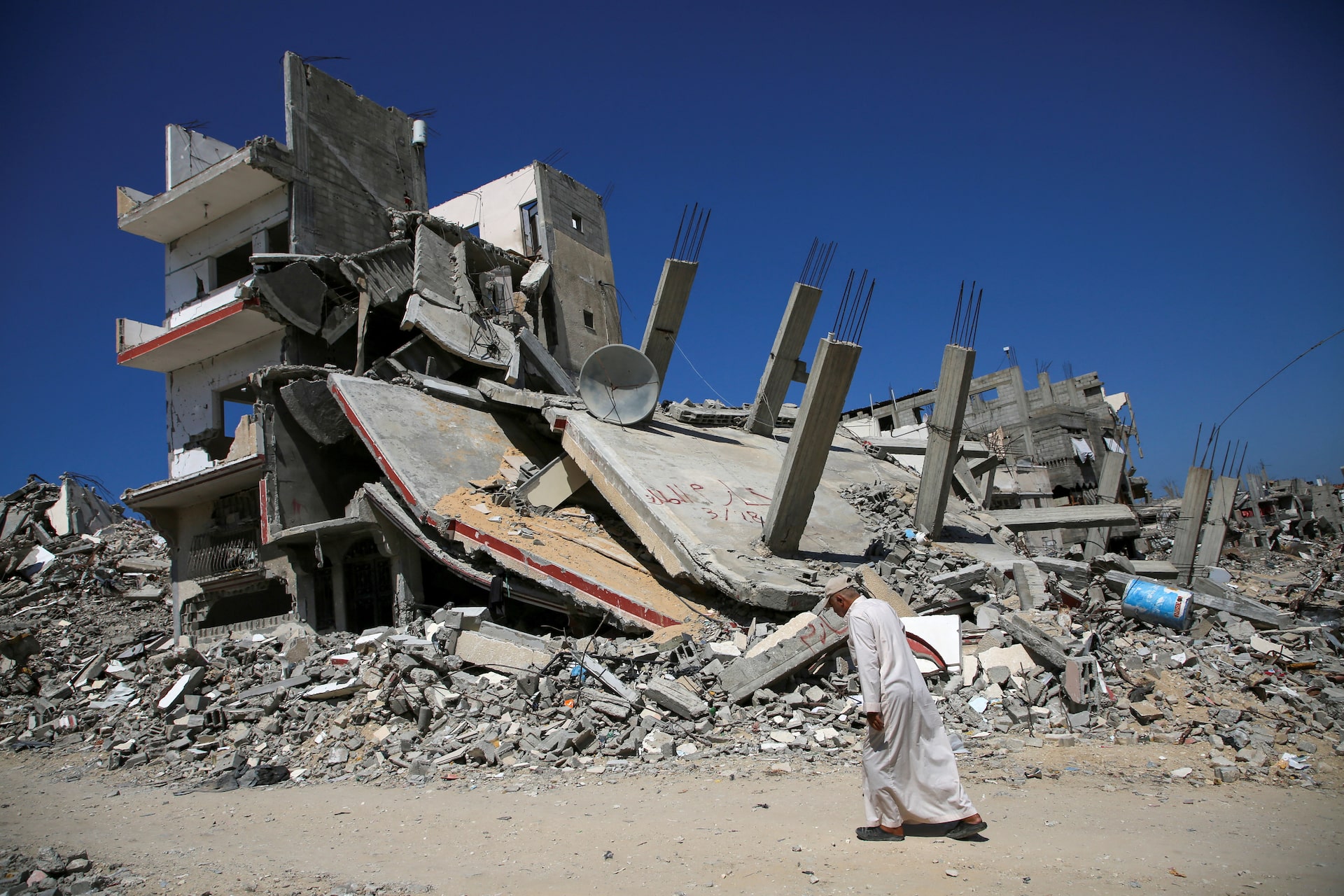 Sau 1 năm chiến tranh, người dân Gaza băn khoăn không biết làm thế nào để giải quyết đống đổ nát- Ảnh 6.