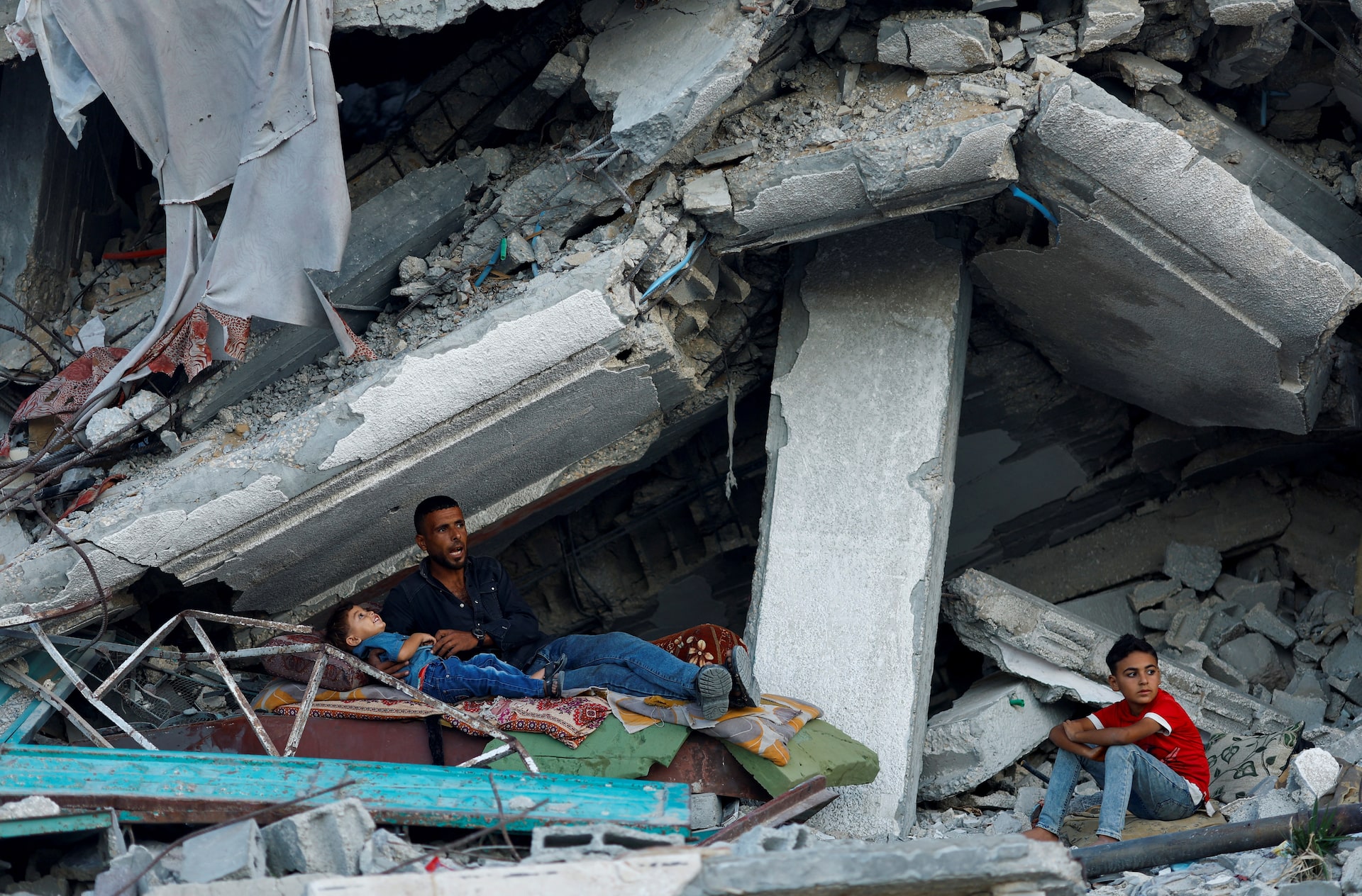 Sau 1 năm chiến tranh, người dân Gaza băn khoăn không biết làm thế nào để giải quyết đống đổ nát- Ảnh 3.