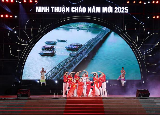 Người dân cả nước hân hoan chào đón Năm mới 2025- Ảnh 15.