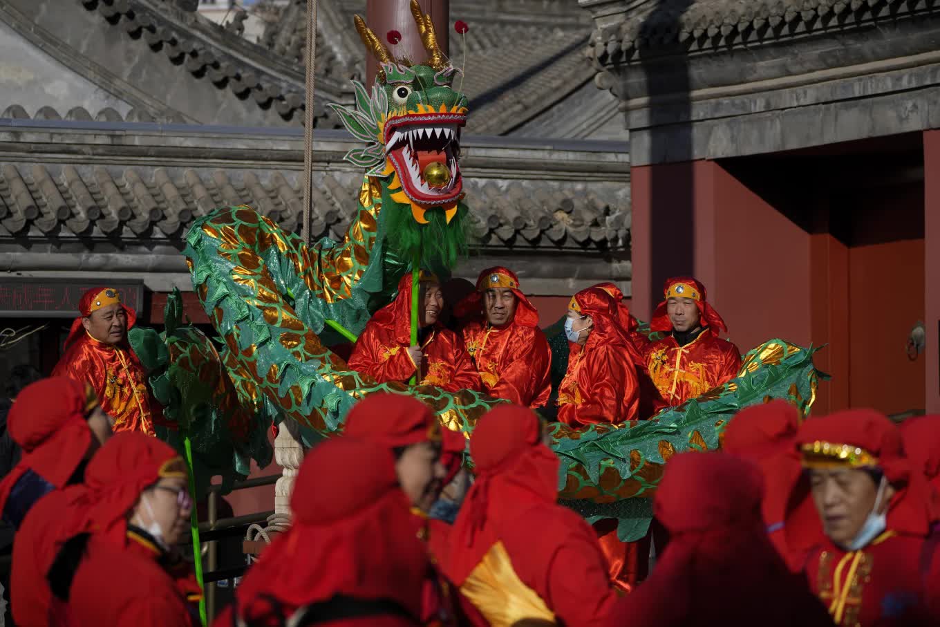 Người dân châu Á viếng chùa cầu may ngày đầu năm mới- Ảnh 4.