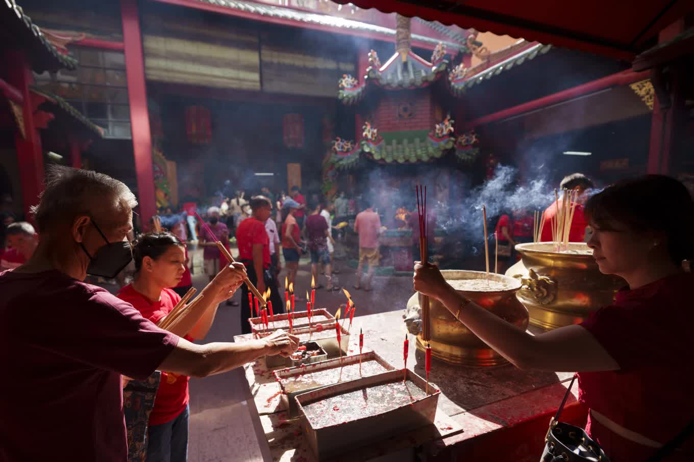 Người dân châu Á viếng chùa cầu may ngày đầu năm mới- Ảnh 12.