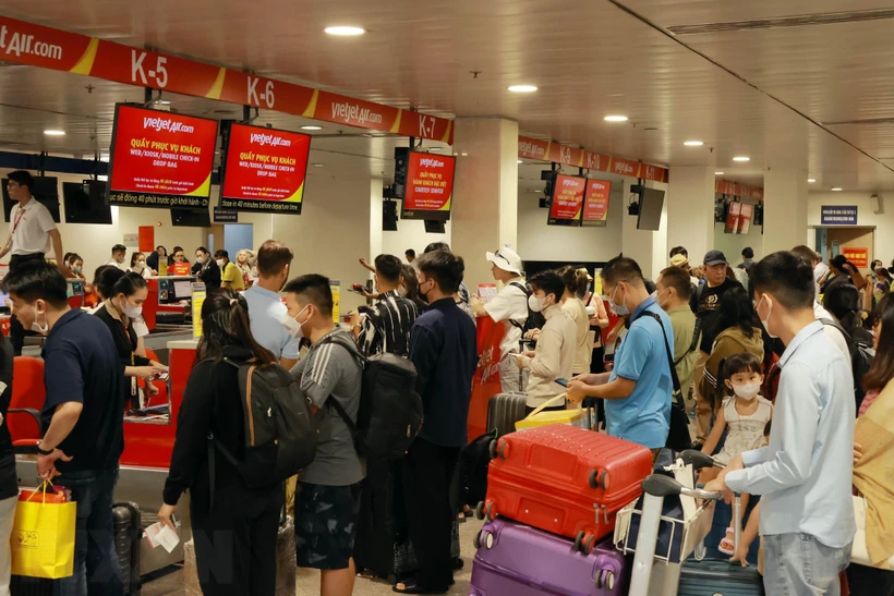 Sân bay Tân Sơn Nhất 'lập đỉnh' về hành khách dịp Tết Nguyên đán 2024- Ảnh 1.