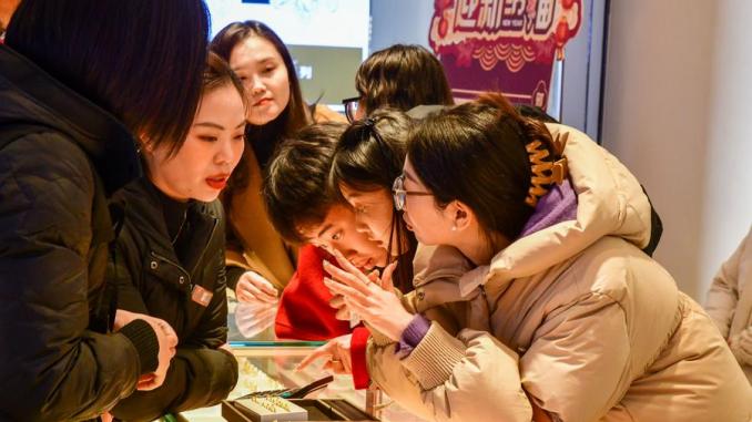 Thị trường vàng 'sốt' trở lại nhờ giới trẻ Trung Quốc- Ảnh 2.