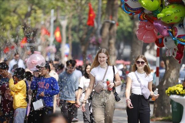 Dịp Tết, Việt Nam đón lượng khách quốc tế tăng cao ở nhiều địa phương- Ảnh 1.