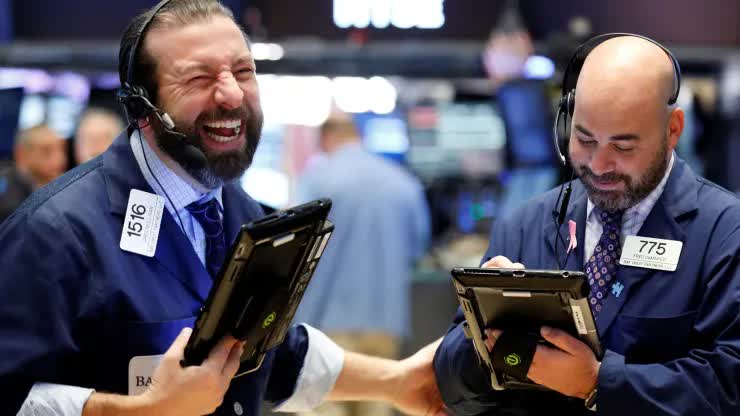 Chứng khoán Mỹ lập kỷ lục mới, Dow Jones tăng 350 điểm- Ảnh 1.