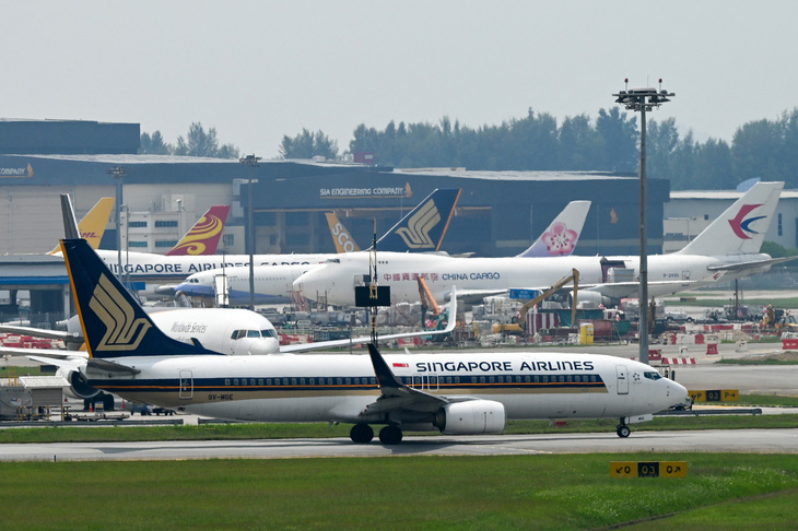 Quyết tâm sử dụng nhiên liệu bền vững, giá vé máy bay từ Singapore sẽ đắt hơn từ năm 2026- Ảnh 1.