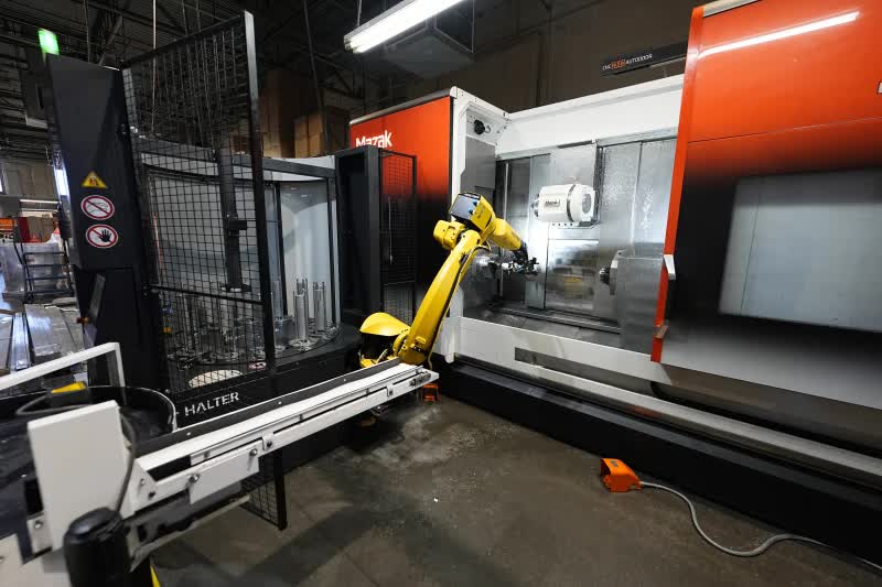 Nhà máy Mỹ tăng cường sử dụng robot vì nhân công khan hiếm- Ảnh 1.