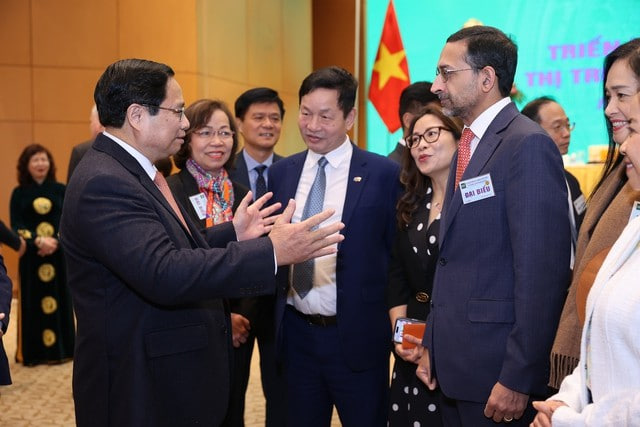 Thủ tướng: Quyết tâm nâng hạng TTCK Việt Nam từ cận biên lên mới nổi trong năm 2025- Ảnh 1.