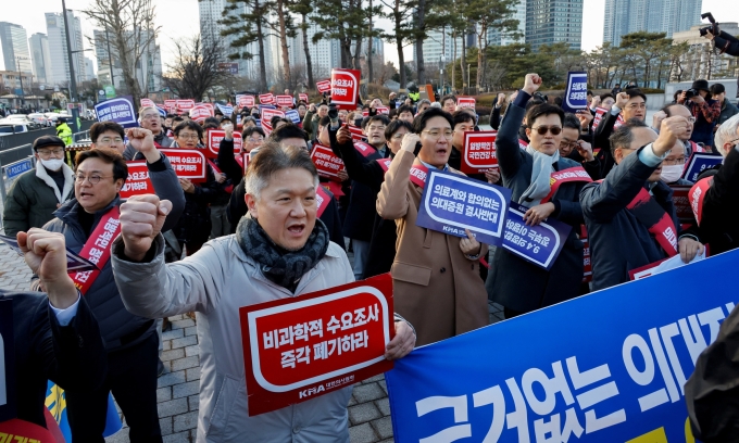 Chính phủ Hàn Quốc quyết không nhượng bộ, bước đầu tiên xử lý khủng hoảng y tế - Ảnh 1.