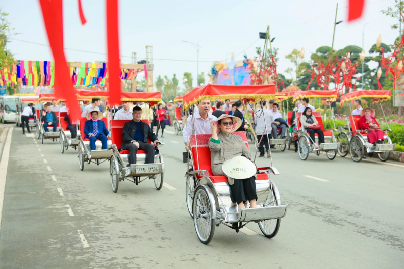 Hàng ngàn du khách hào hứng đường hoa Home Hanoi Xuan 2024- Ảnh 7.