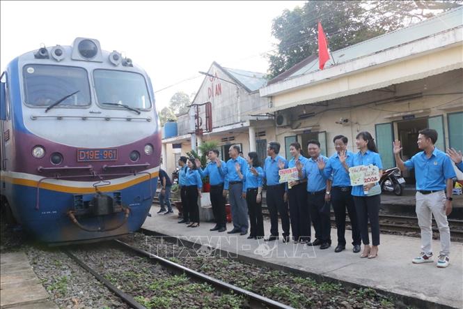 Hỗ trợ xăng, nước uống, tổ chức 'chuyến xe 0 đồng' cho người dân về quê đón Tết- Ảnh 4.