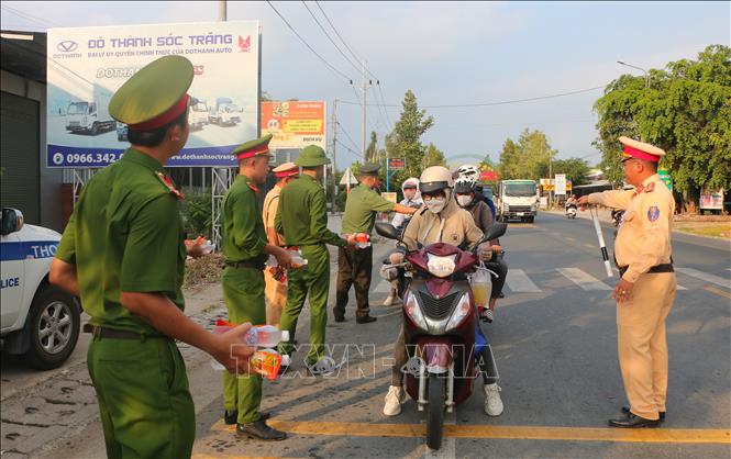 Hỗ trợ xăng, nước uống, tổ chức 'chuyến xe 0 đồng' cho người dân về quê đón Tết- Ảnh 2.