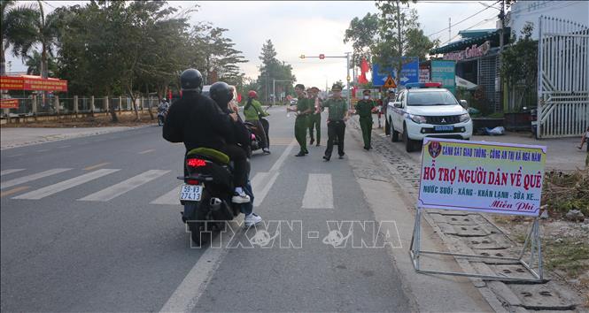 Hỗ trợ xăng, nước uống, tổ chức 'chuyến xe 0 đồng' cho người dân về quê đón Tết- Ảnh 1.