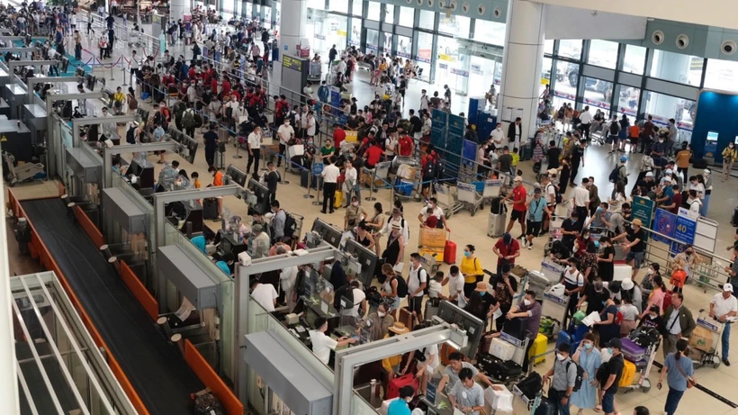 Hai sân bay lớn nhất cả nước đón hơn 233.000 hành khách trong ngày 28 Tết- Ảnh 1.
