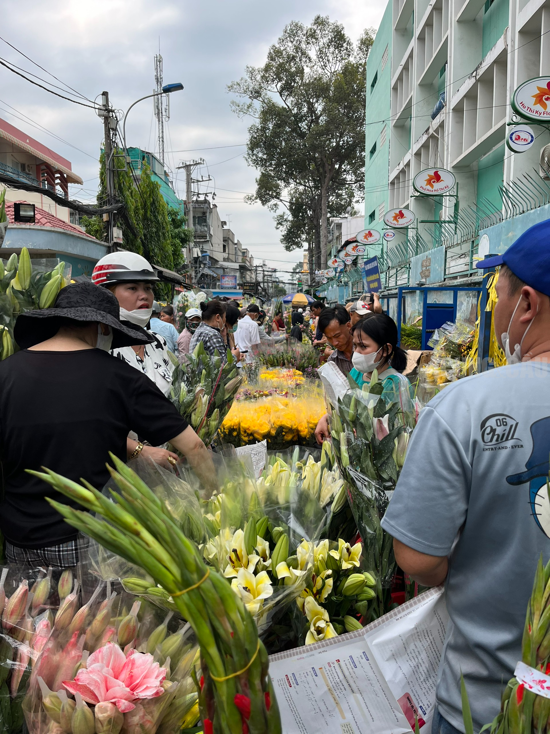 Chợ hoa lớn nhất TP.HCM đông nghịt khách ngày 29 Tết- Ảnh 2.
