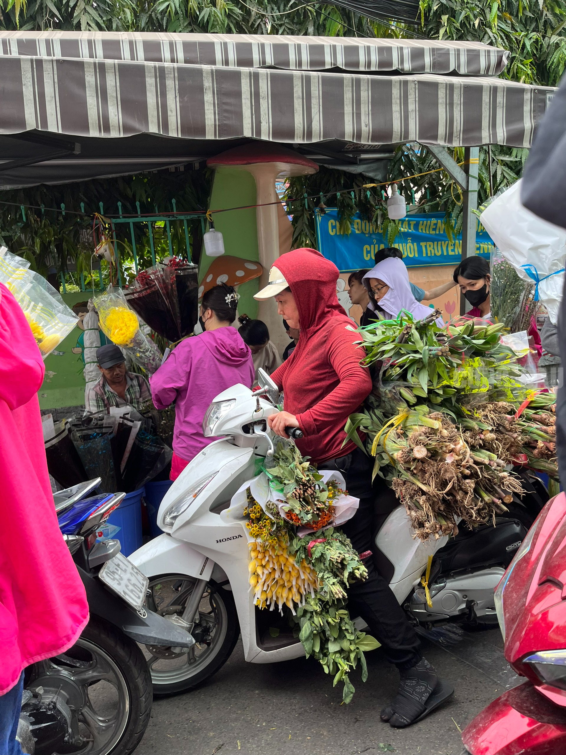 Chợ hoa lớn nhất TP.HCM đông nghịt khách ngày 29 Tết- Ảnh 7.
