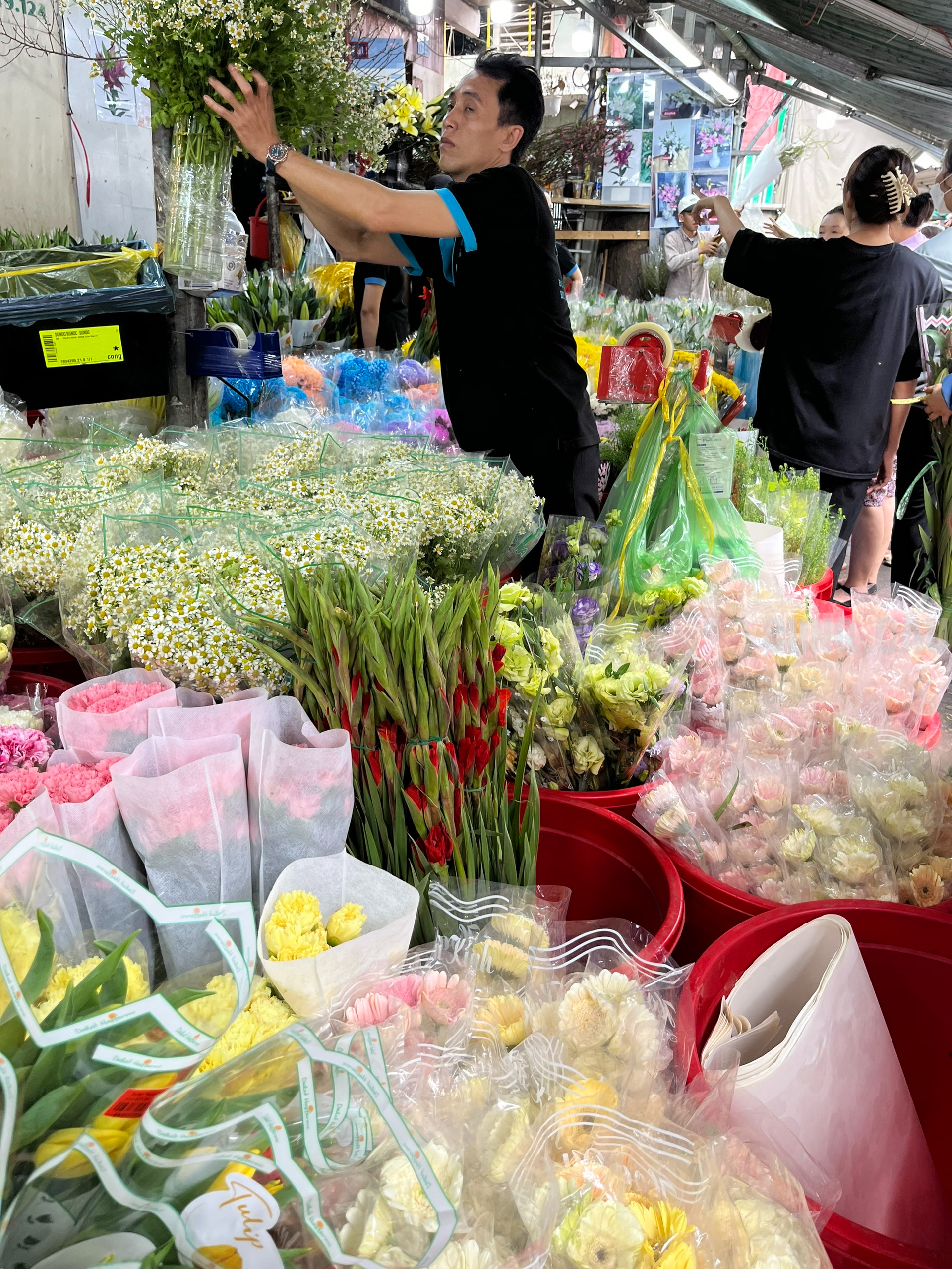 Chợ hoa lớn nhất TP.HCM đông nghịt khách ngày 29 Tết- Ảnh 6.