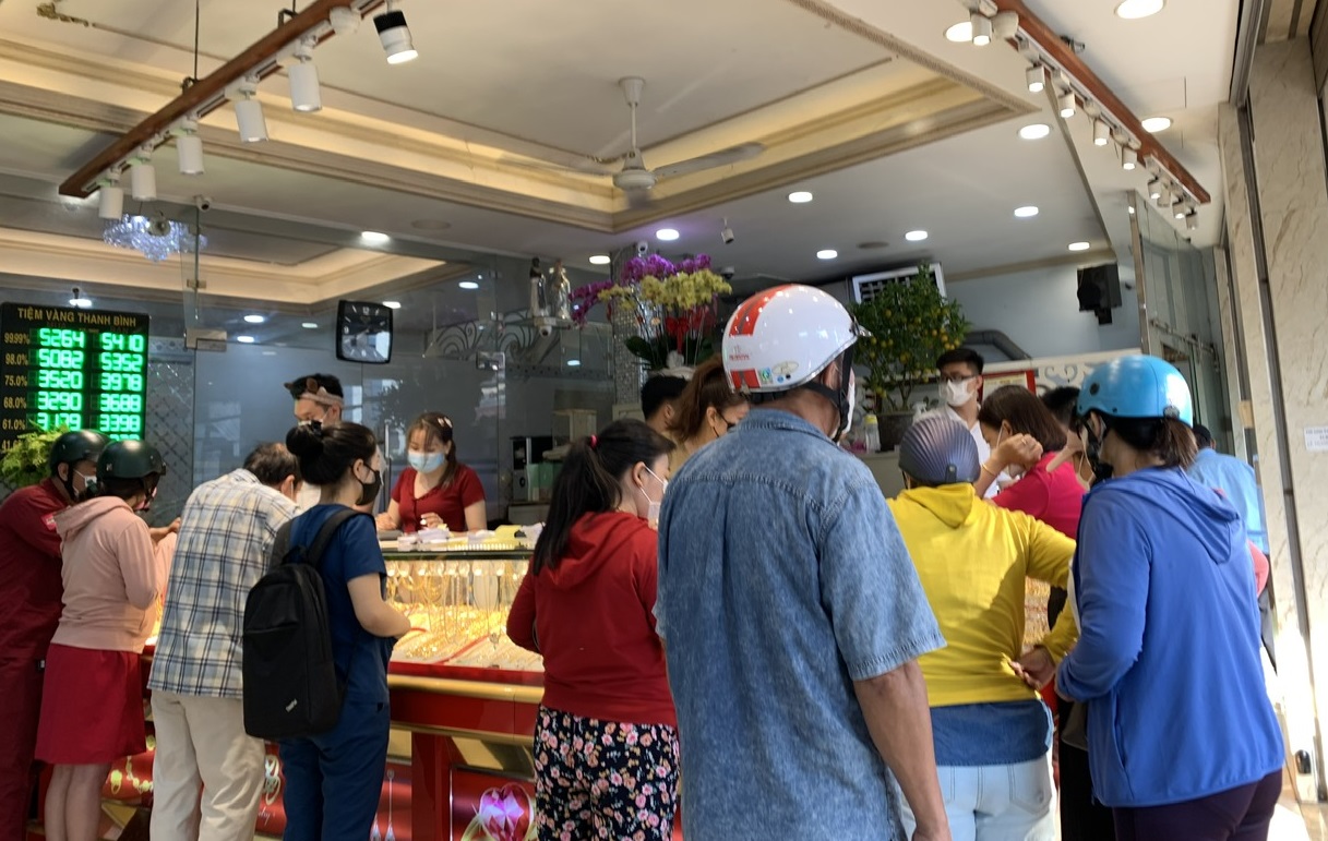 TP Hồ Chí Minh: Người dân đổ xô mua vàng dù giá đang neo ở mức cao- Ảnh 5.