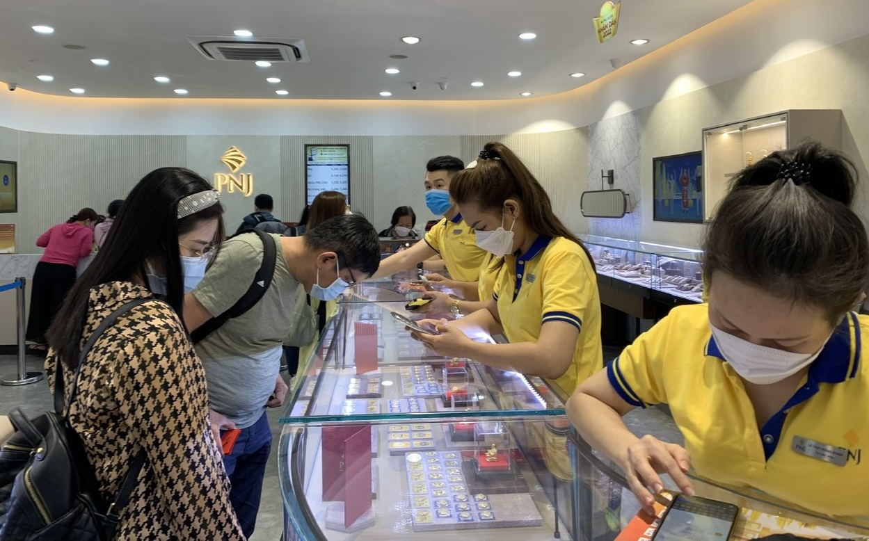 TP Hồ Chí Minh: Người dân đổ xô mua vàng dù giá đang neo ở mức cao- Ảnh 8.