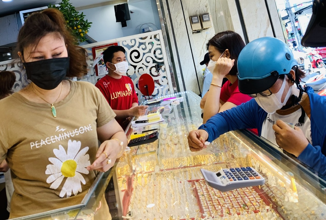 TP Hồ Chí Minh: Người dân đổ xô mua vàng dù giá đang neo ở mức cao- Ảnh 6.