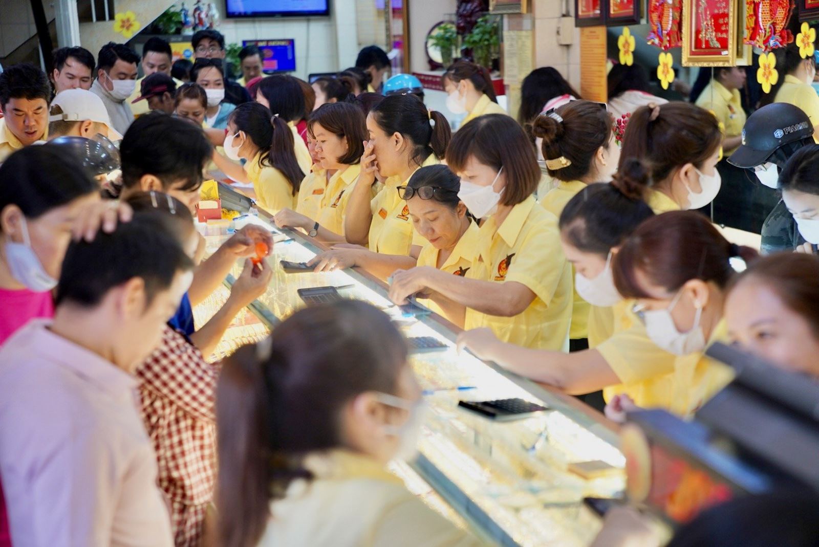 TP Hồ Chí Minh: Người dân đổ xô mua vàng dù giá đang neo ở mức cao- Ảnh 1.