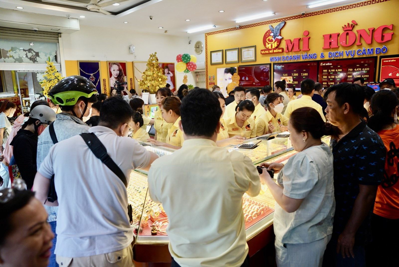 TP Hồ Chí Minh: Người dân đổ xô mua vàng dù giá đang neo ở mức cao- Ảnh 2.