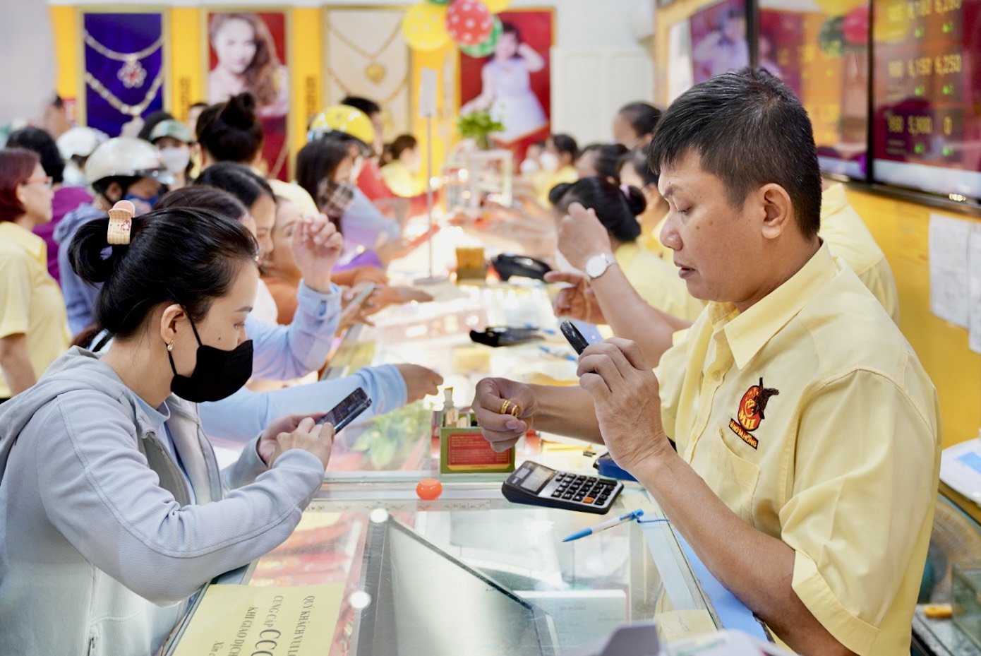 TP Hồ Chí Minh: Người dân đổ xô mua vàng dù giá đang neo ở mức cao- Ảnh 3.