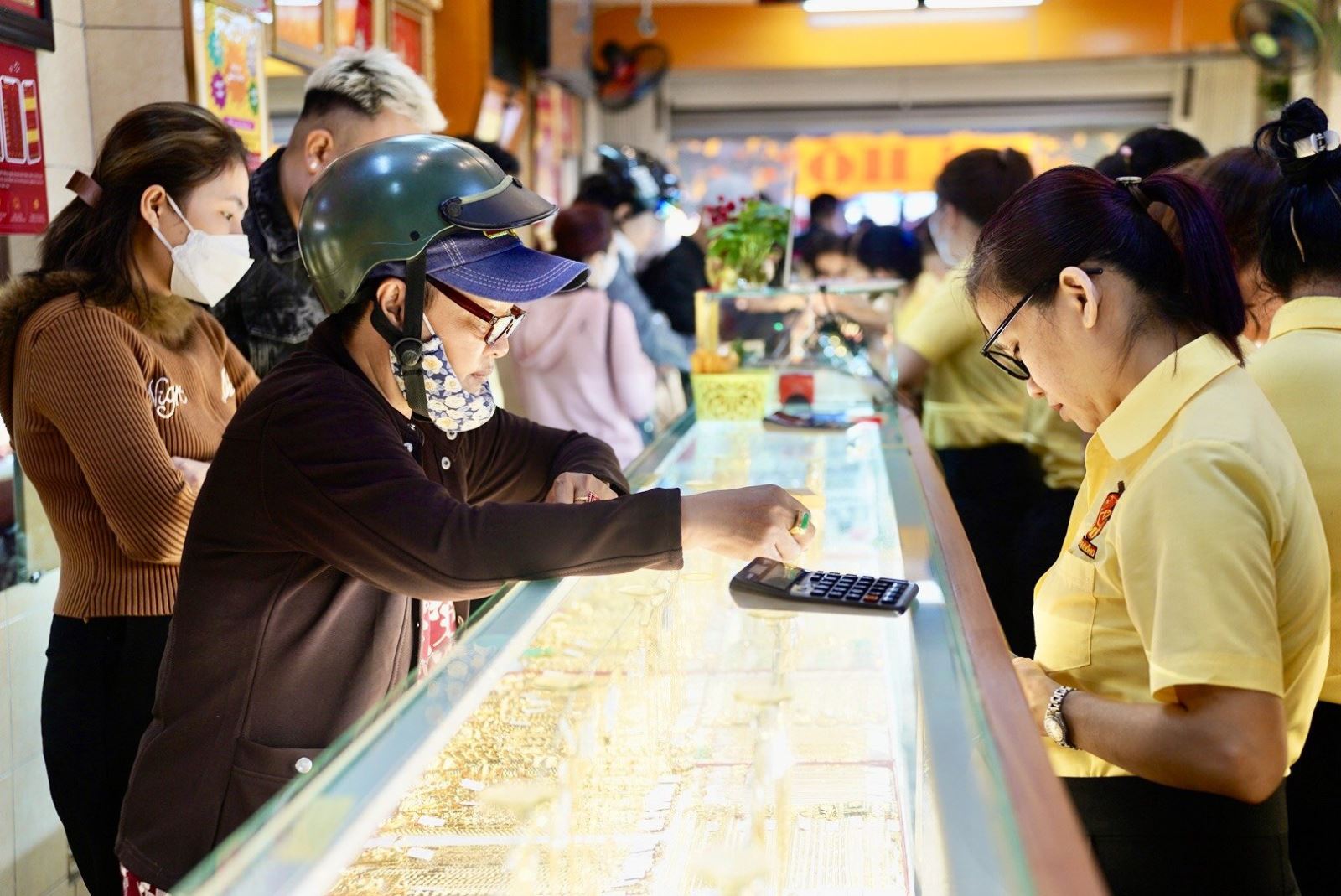 TP Hồ Chí Minh: Người dân đổ xô mua vàng dù giá đang neo ở mức cao- Ảnh 7.