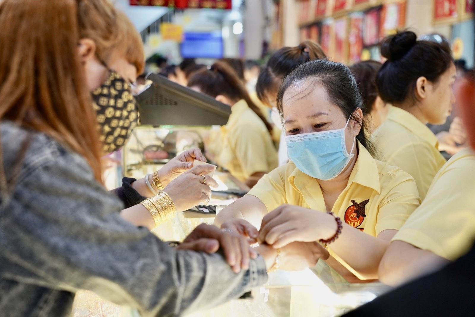TP Hồ Chí Minh: Người dân đổ xô mua vàng dù giá đang neo ở mức cao- Ảnh 4.