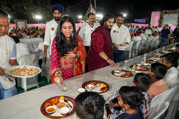 Choáng ngợp với đám cưới của con trai tỷ phú giàu nhất Ấn Độ- Ảnh 2.