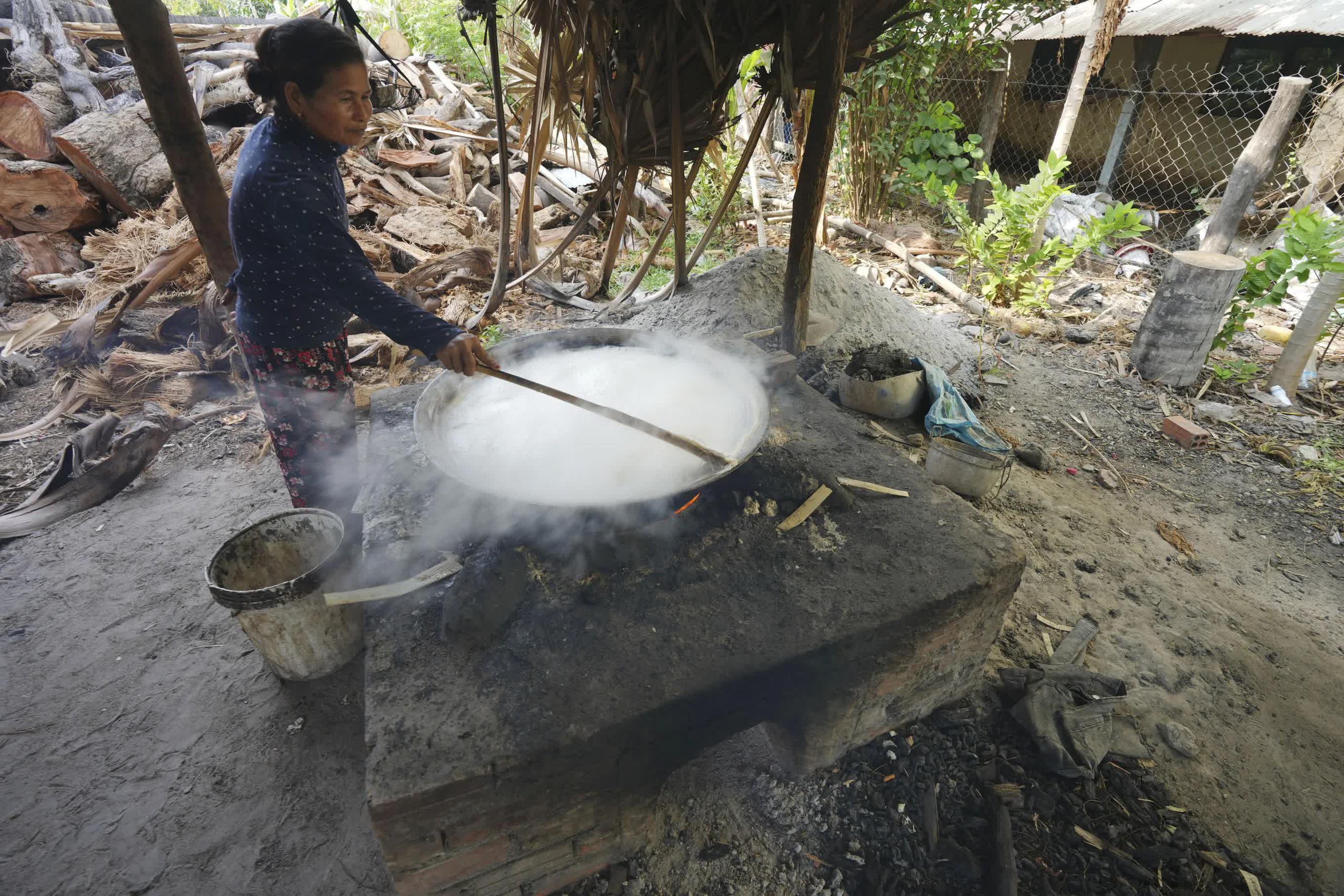 Mồ hôi đắng chát với nghề làm đường thốt nốt của người dân Campuchia- Ảnh 2.