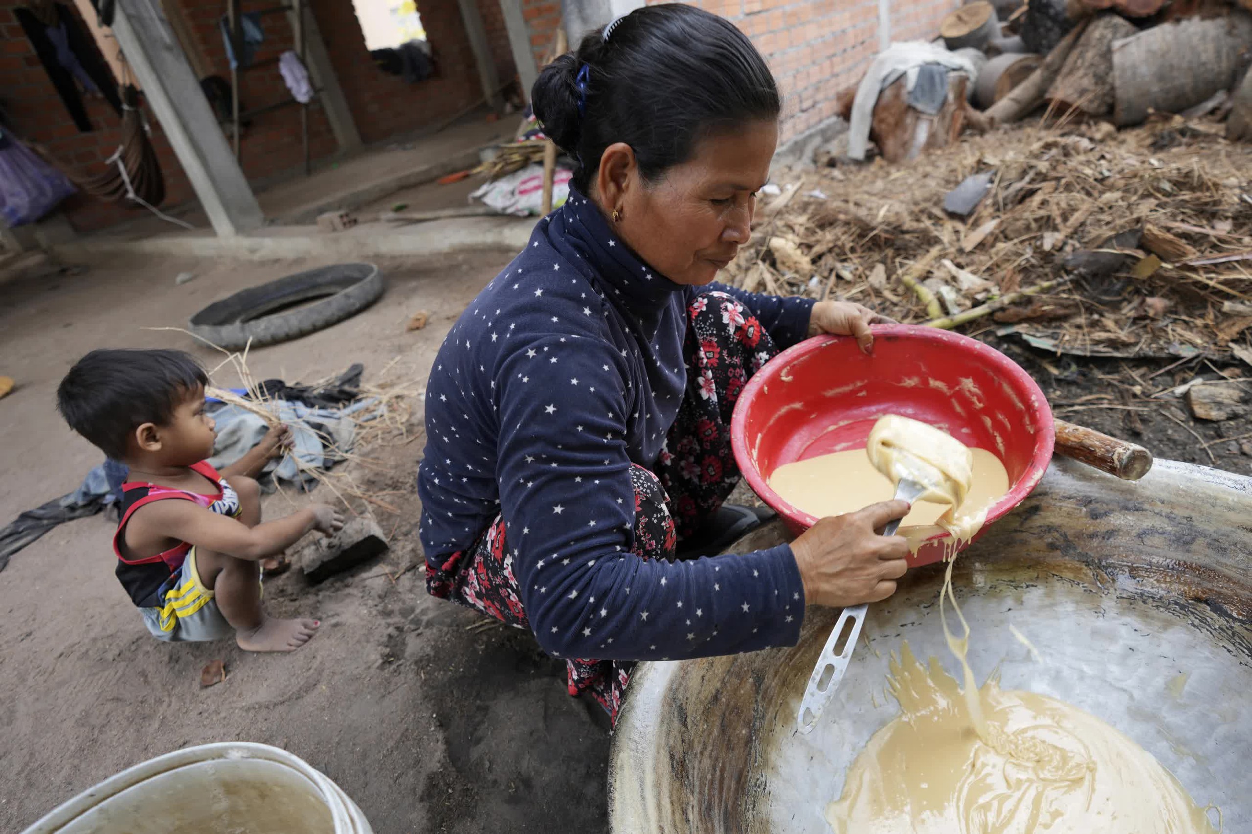 Mồ hôi đắng chát với nghề làm đường thốt nốt của người dân Campuchia- Ảnh 10.