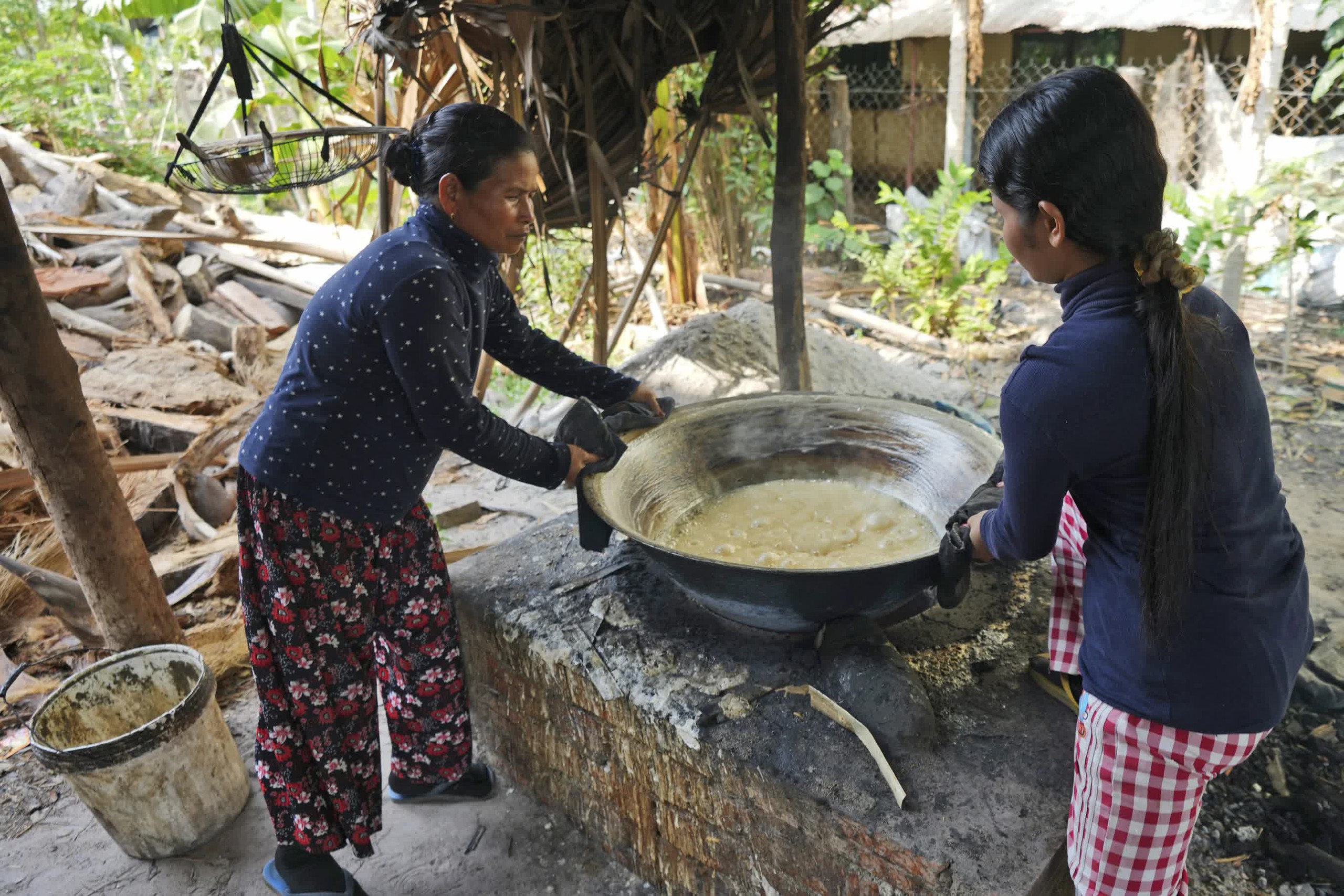Mồ hôi đắng chát với nghề làm đường thốt nốt của người dân Campuchia- Ảnh 9.