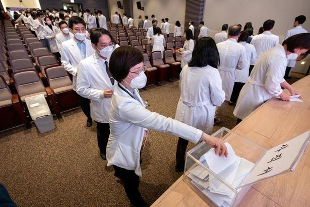 Hàng loạt giáo sư cao cấp bắt đầu từ chức, y tế Hàn Quốc thêm khủng hoảng - Ảnh 1.