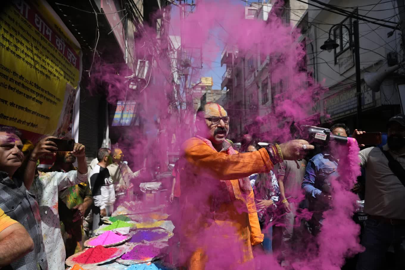 Lễ hội Holi 2024 rực rỡ sắc màu Ấn Độ- Ảnh 8.