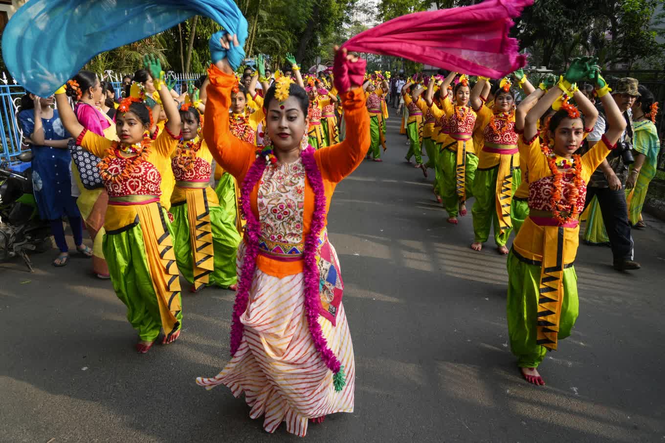 Lễ hội Holi 2024 rực rỡ sắc màu Ấn Độ- Ảnh 10.