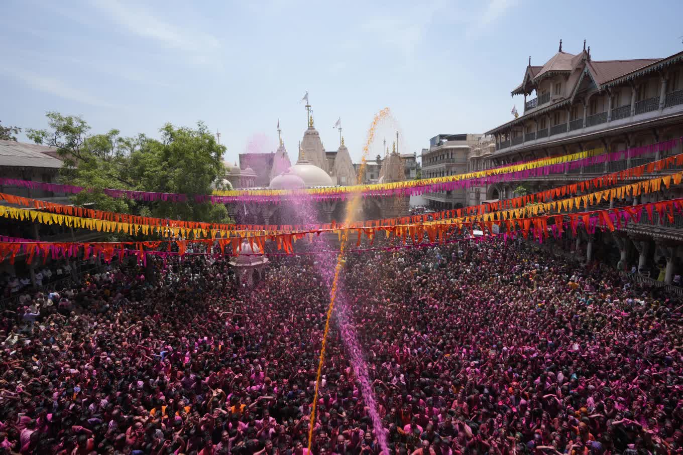 Lễ hội Holi 2024 rực rỡ sắc màu Ấn Độ- Ảnh 13.