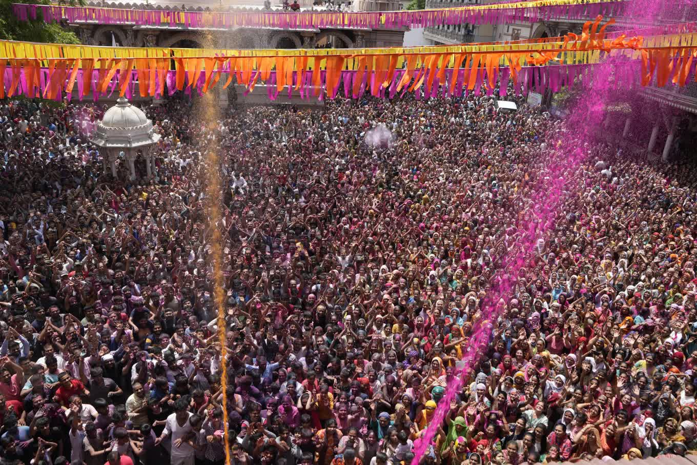 Lễ hội Holi 2024 rực rỡ sắc màu Ấn Độ- Ảnh 17.