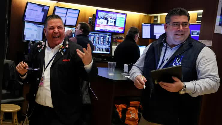 S&P 500 lập kỷ lục mới, Dow Jones tăng hơn 450 điểm- Ảnh 1.