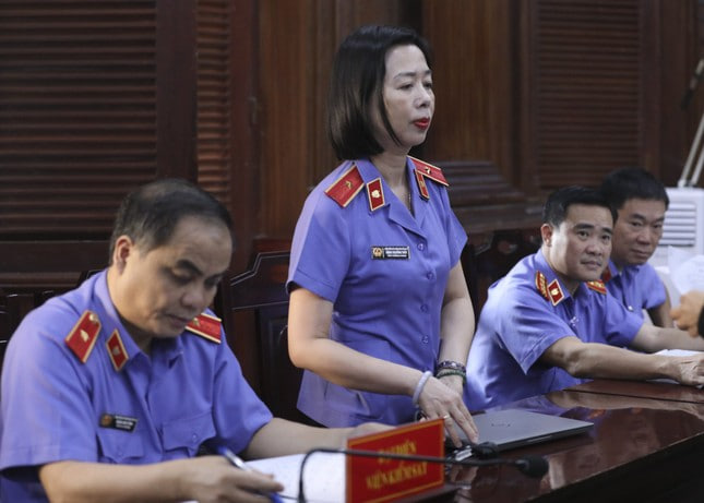Viện kiểm sát giữ nguyên quan điểm truy tố về tội danh của bà Trương Mỹ Lan- Ảnh 1.