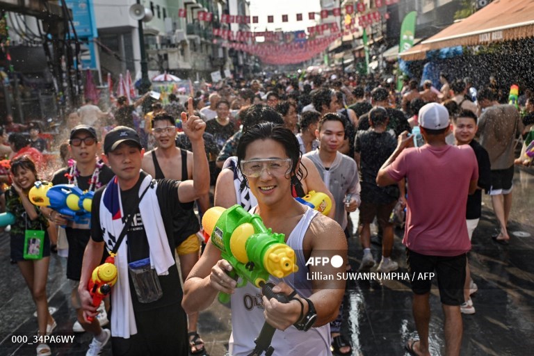 Bangkok 'bùng nổ' lễ hội Songkran giải nhiệt giữa cái nóng 40 độ- Ảnh 15.