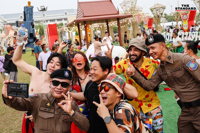 Bangkok 'bùng nổ' lễ hội Songkran giải nhiệt giữa cái nóng 40 độ- Ảnh 6.