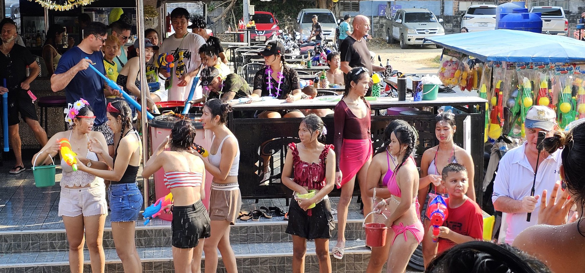 Bangkok 'bùng nổ' lễ hội Songkran giải nhiệt giữa cái nóng 40 độ- Ảnh 5.