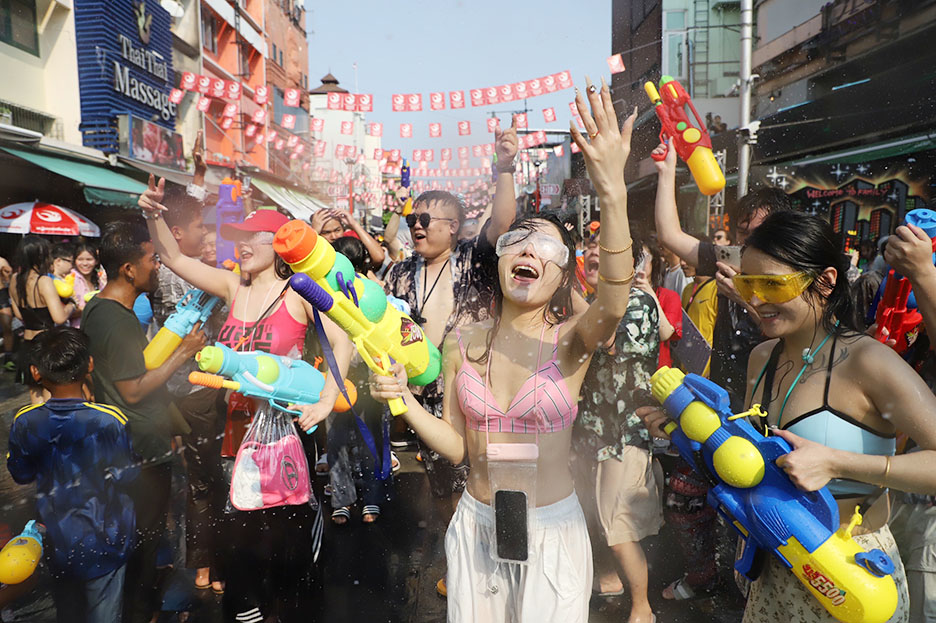 Bangkok 'bùng nổ' lễ hội Songkran giải nhiệt giữa cái nóng 40 độ- Ảnh 2.