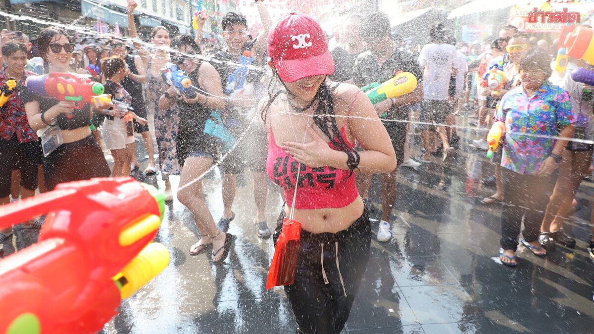 Bangkok 'bùng nổ' lễ hội Songkran giải nhiệt giữa cái nóng 40 độ- Ảnh 1.