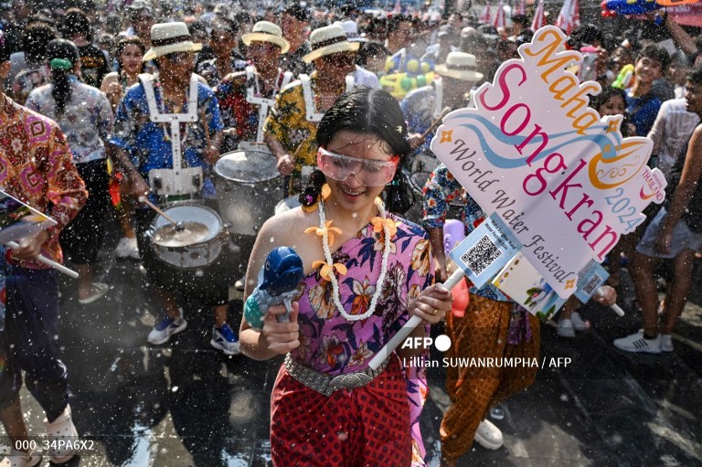 Bangkok 'bùng nổ' lễ hội Songkran giải nhiệt giữa cái nóng 40 độ- Ảnh 14.