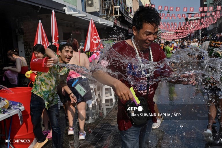 Bangkok 'bùng nổ' lễ hội Songkran giải nhiệt giữa cái nóng 40 độ- Ảnh 13.