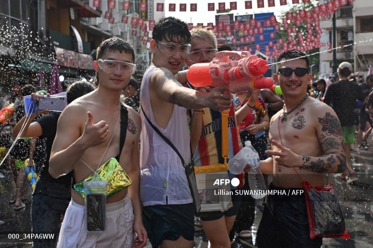 Bangkok 'bùng nổ' lễ hội Songkran giải nhiệt giữa cái nóng 40 độ- Ảnh 12.