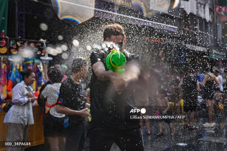 Bangkok 'bùng nổ' lễ hội Songkran giải nhiệt giữa cái nóng 40 độ- Ảnh 11.