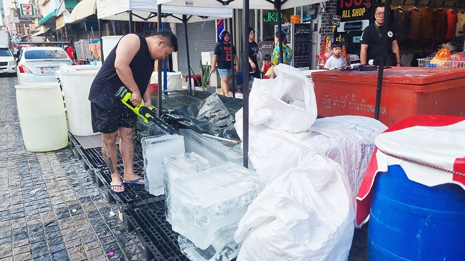 Bangkok 'bùng nổ' lễ hội Songkran giải nhiệt giữa cái nóng 40 độ- Ảnh 9.